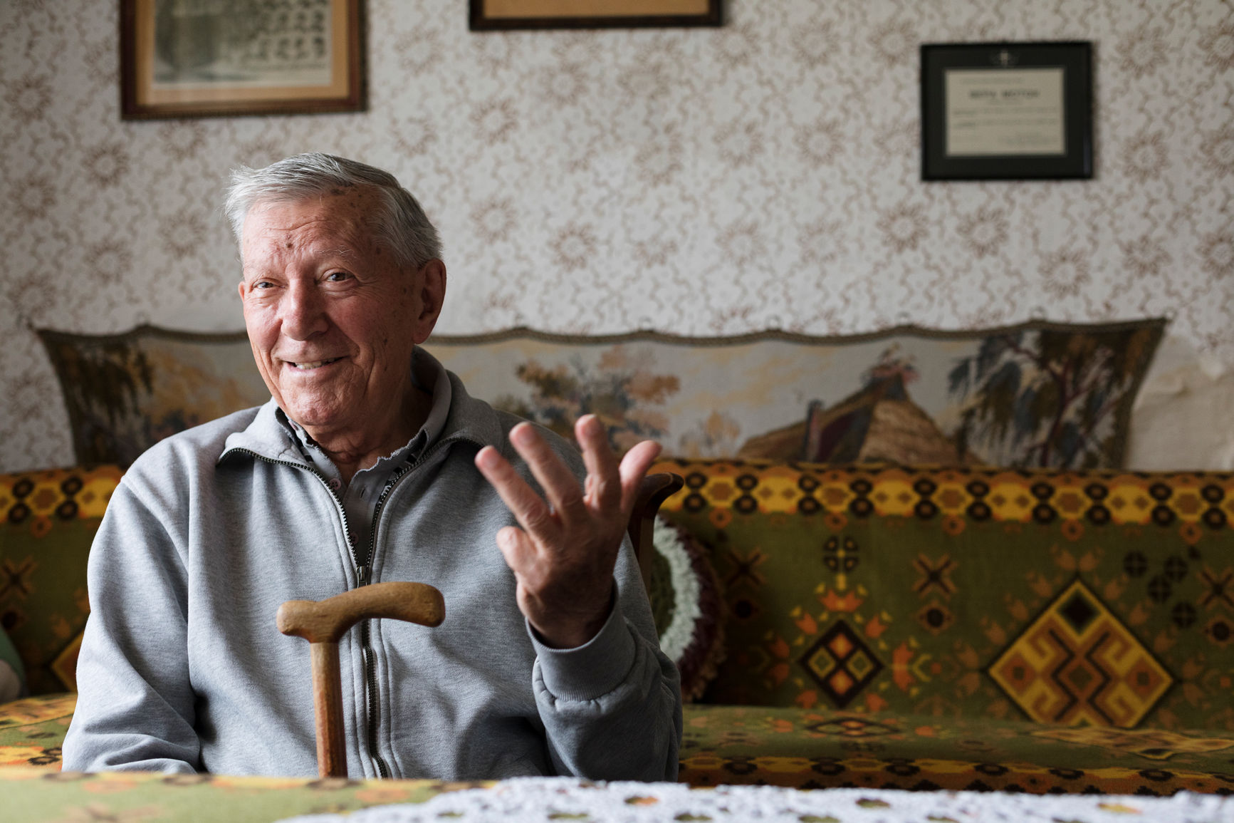 Alter Mann, der sich über die Kosten eines Altersheims in der Schweiz Gedanken macht.